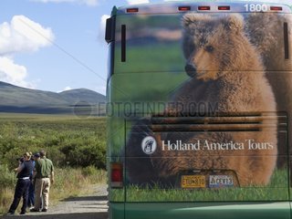 Bus -Touristen auf der StraÃŸe Dempster Yukon Canada