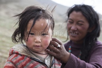 Tibetan woman and child - India Himalayan highlands