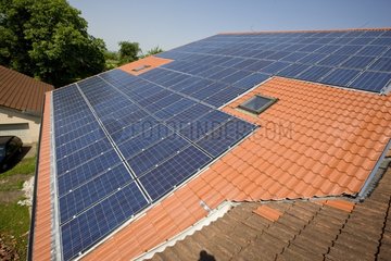 Photovoltaikpaneele auf dem Dach eines Bauerngebäudes