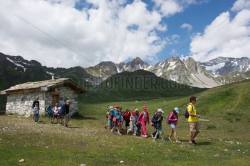 Children hiking and mountain chalet - Alpes France