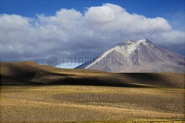 Aktiver Vulkan Ollaguee in einem Wüstengebiet Bolivien