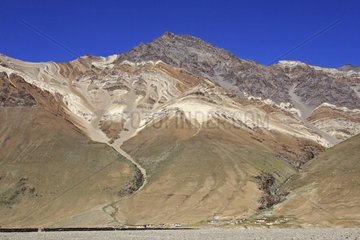 Hamlet am Fuße eines Berges von Zanskar India