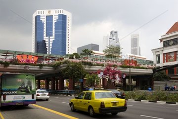 Wolkenkratzer und Verkehr in Singapur in der Innenstadt