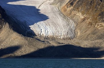 Gletscher fällt in einen Fjord in Magdelenabay Spitzberg