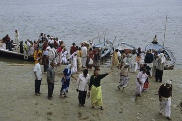 Groupe débarquant sur les rives du Gange Inde