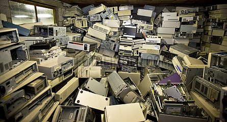 Raum voller Türme und anderen Teilen gebrauchter Computer