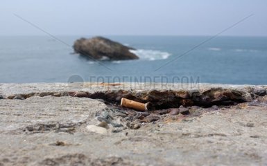 Zigarettenende auf einer niedrigen Wand Biarritz Frankreich