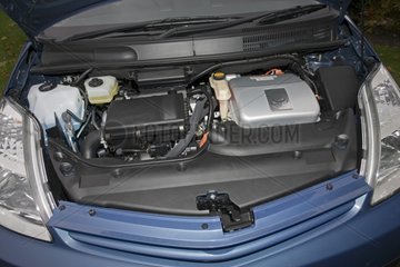 Gros plan du moteur hybride de la Prius Toyota