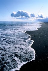 Nuages et plage de sable noir en Islande
