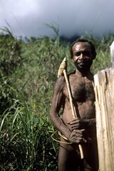 Mann der Éthnie Oksapmin Neuguinea -Neuguinea