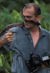 Tierfotograf Thierry Montford hält eine Schlange
