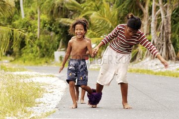 Enfants tuvaluans jouant dans la rue Funafuti Tuvalu
