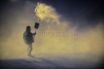 Mann  der aus dem Schnee mit einer schaufeligen Grönland auftaucht