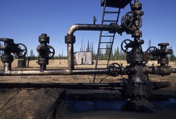 Fuites de pétrole sous des vannes en activité