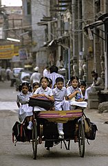 Schulkinder in Rikshaw Amritsar Punjab India