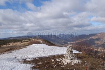 Cairn de pierres sèches sur le Contadour et neige Provence