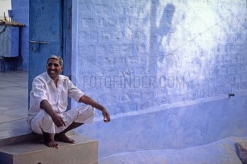 Mann  der vor seinem Haus in Jodhpur Rajasthan Indien sitzt