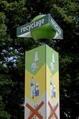 Panel zeigt einen Recyclingpunkt auf einem Straßenruhbereich an