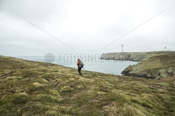 Wanderer  der an der KÃ¼ste spaziert Ouessant Island Frankreich