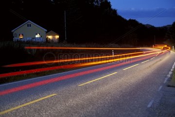 Spuren von Kfz -Scheinwerfern auf der Norwegenstraße