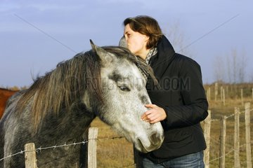 Frau kÃ¼sst ein Pferd in der Camargue