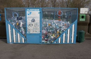 Behälter mit Plastikflaschen recyceln Frankreich