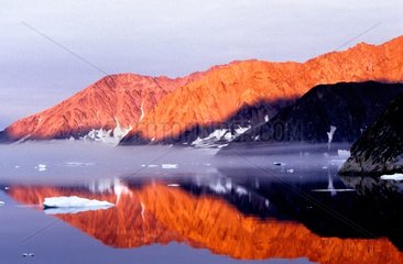 Reflet des montagnes rouges Lillefjord Groenland