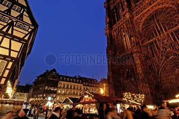 Der Markt für Weihnachten und die Kathedrale Strasburg
