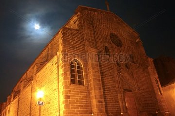 Pleine Lune dans les nuages neigeux et église Gévaudan