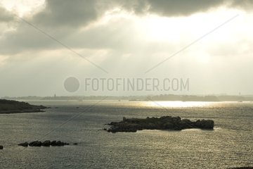 Sonnenstrahlen auf der Manche Batz Island Frankreich