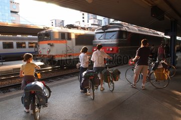 Voyageurs avec des bicyclettes prenant le train