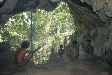 Männer und Jungen in der Höhle Tau't Batu Palawan Philippinen