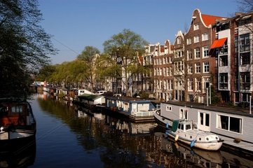 Kanal mit Amsterdam Niederlande Boote