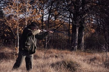 Jäger  der am Rande des Waldes Frankreich schießt