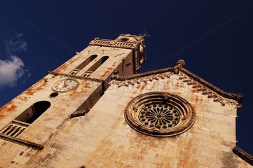 Rosette und Uhr von der Fassade einer kroatischen Kirche