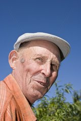 Porträt eines pensionierten Bauern mit einer Kappe