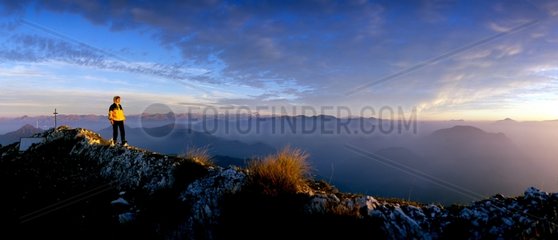 Sonnenaufgang vom Mount Pizzocolo in Italien