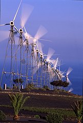 Gruppe von Windkraftanlagen in Lanzarote in Spanien