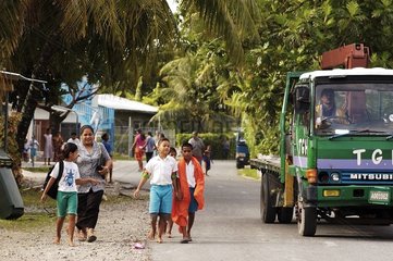 Ecoliers dans la rue Funafuti Tuvalu