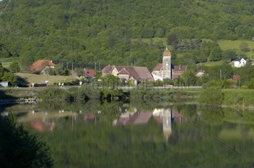 Dorf Hyèvre und seine Kirche im Tal von Tobs