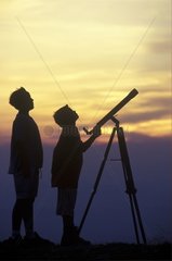 Enfants avec un télescope observant le ciel France