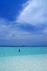Schwimmer im blauen Wasser einer Lagune auf den Malediven