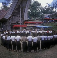 Bestattungszeremonie eines wichtigen Dorfes Indonesien