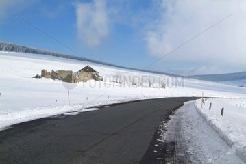 Straße  die im Winter auf dem Mézenc Plateau Frankreich veröffentlicht wurde