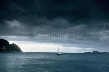 Coasts méditéranéennes under a sky threatening & sailing France [AT]