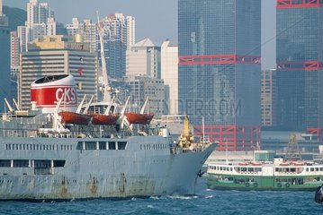 Cargos traversant la baie de Hong Kong