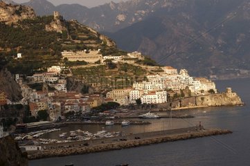 Stadt und Hafen von Cetara an der Küste von Amalfitaine Italien