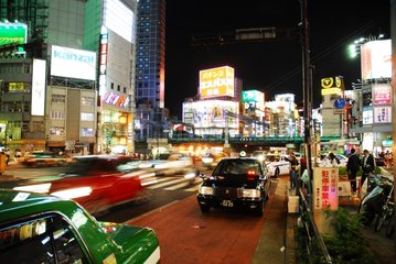 Tokio nachts mit seinen Neonzeichen Japon