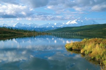Lake Wonder und Alaska Range Mountains mit Mt MC Kinley