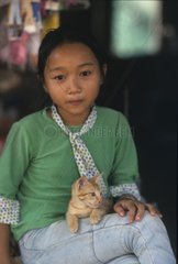Kampucheaner junger Mensch mit einem Kätzchen auf den Knien Kampuchea